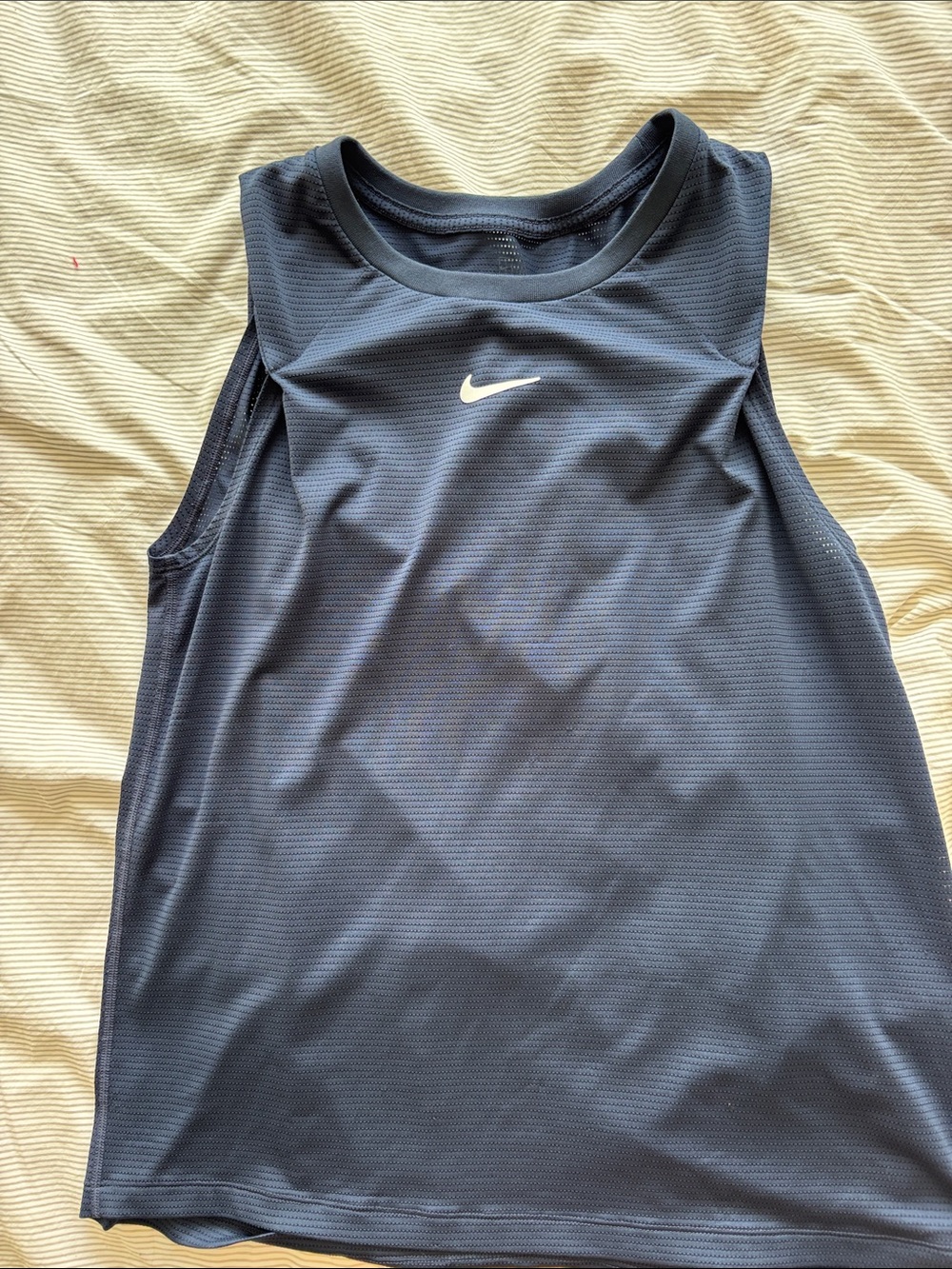 Nike women’s Navy summer advantage tank small